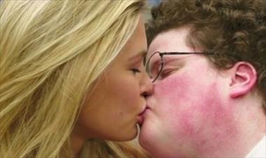 /vidasocial/impresionante-beso-de-bar-rafaeli-a-un-nerd/18608.html