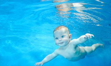 /vidasocial/motivos-por-los-que-debes-ensenar-a-tu-bebe-a-nadar-desde-temprana-edad/47064.html
