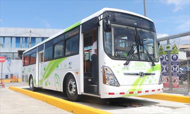 /vidasocial/mibus-iniciara-plan-piloto-por-6-meses-con-2-buses-a-gas-natural-vehicular/103832.html