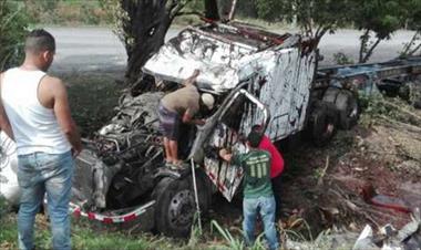 /vidasocial/vehiculo-de-carga-se-volco-en-cerro-tigre/49387.html