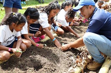 /vidasocial/25-anos-cultivando-el-futuro-huertos-escolares-de-zambo-transforma-la-educacion-y-la-alimentacion-en-panama/105329.html