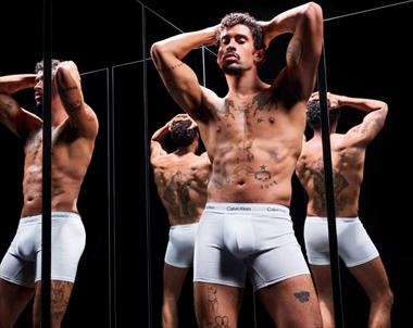 /spotfashion/calvin-klein-presenta-una-nueva-campana-de-primavera-2025-protagonizada-por-bad-bunny/105456.html