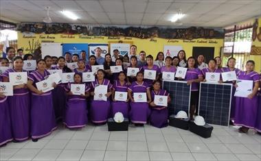 /vidasocial/capacitan-mujeres-de-areas-rurales-en-la-instalacion-de-paneles-solares/93140.html