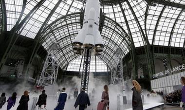 /spotfashion/chanel-sorprende-con-cohete-espacial-en-medio-de-la-pasarela/44298.html