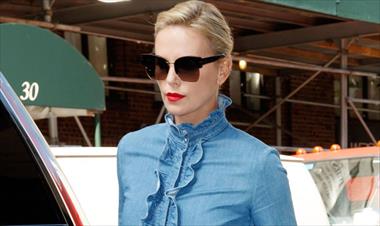 /spotfashion/charlize-theron-ensena-como-llevar-una-camisa-vaquera-de-denim-/58351.html