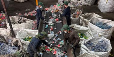 /vidasocial/coca-cola-refuerza-su-compromiso-con-el-cuidado-del-medio-ambiente-impulsando-sustentapet-para-la-economia-circular-en-latinoamerica/105722.html