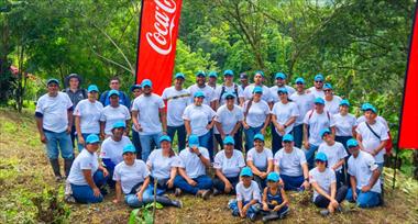 /vidasocial/voluntarios-del-sistema-coca-cola-siembran-300-arboles-para-regeneracion-de-bosques-y-proteccion-de-fuentes-de-agua/105981.html