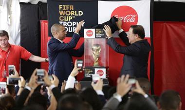 /vidasocial/5-mil-fanaticos-han-contemplado-el-trofeo-de-la-copa-mundial/75690.html