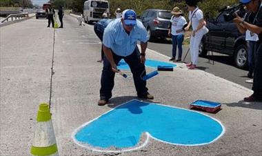 /vidasocial/recuerdan-a-panamenos-fallecidos-en-accidente-de-transito-con-corazones-azules/47557.html