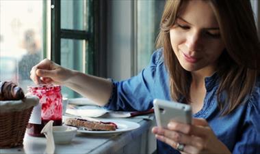 /vidasocial/las-mujeres-son-mas-dependientes-de-los-smarthphones-que-los-hombres/46452.html