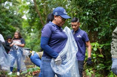 /vidasocial/celebran-el-dia-de-la-tierra-con-una-gran-jornada-de-limpieza-en-la-via-forestal-del-parque-nacional-soberania/105606.html