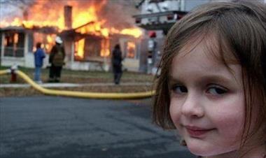 /vidasocial/asi-se-ve-la-nina-del-meme-ninadesastre-a-sus-15-anos/31051.html