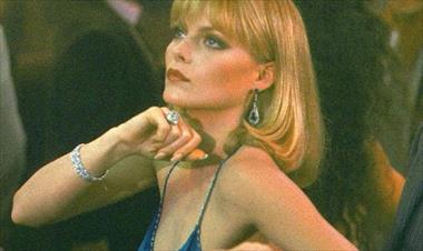 /spotfashion/michelle-pfeiffer-vuelve-a-ser-elvira-hancock-con-este-fabuloso-vestido/68625.html