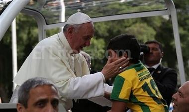 /vidasocial/video-nino-hace-llorar-al-papa-francisco-con-emotivo-abrazo-en-rio/21252.html