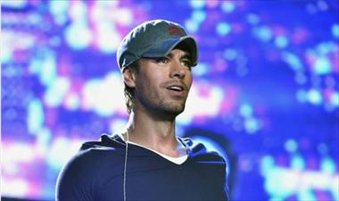 /vidasocial/enrique-iglesias-sorprende-con-gesto-hacia-una-fan/36873.html