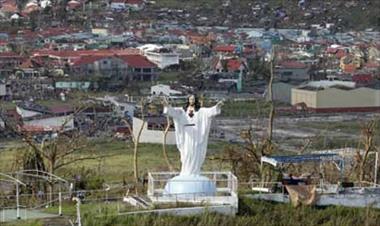 /vidasocial/el-tifon-de-filipinas-no-pudo-con-estatua-de-jesucristo/22665.html