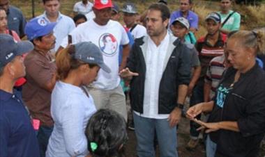 /vidasocial/familias-que-vivian-en-cerro-galera-se-reunen-con-mario-etchelecu/54745.html