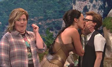 /cine/wonder-woman-besa-a-kate-mckinnon-en-saturday-night-live-/66240.html