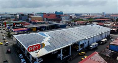 /vidasocial/grupo-rey-autogenera-cerca-de-14-millones-de-kwh-limpios-al-ano-y-refuerza-su-eficiencia-energetica/106814.html
