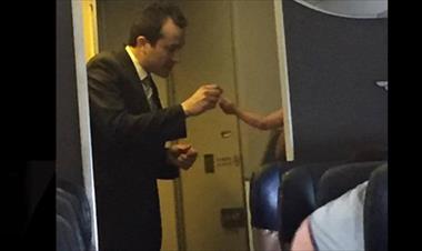 /vidasocial/una-bebe-no-dejaba-de-llorar-en-el-avion-y-un-tripulante-llevo-a-su-madre-a-la-parte-de-atras-del-avion/47063.html