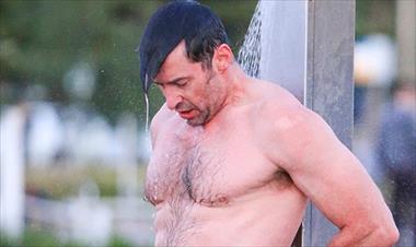 /vidasocial/hugh-jackman-fue-captado-duchandose-al-aire-libre/59005.html