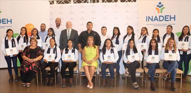 /vidasocial/primera-promocion-100-de-mujeres-de-las-comunidades-cercanas-a-cobre-panama-concluye-formacion-como-operadoras-de-equipo-pesado/93797.html