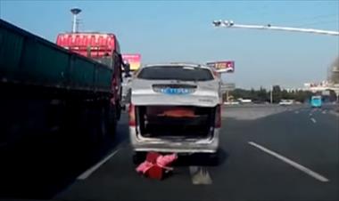 /vidasocial/el-impresionante-momento-en-que-un-nino-cae-de-un-vehiculo-en-movimiento/53372.html