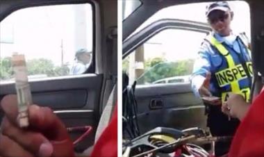 /vidasocial/destituyen-a-inspector-de-transito-por-recibir-sobornos/53275.html