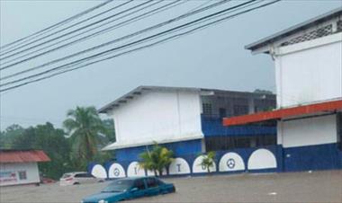 /vidasocial/lluvia-sorprende-a-docentes-y-estudiantes-en-colon/57070.html