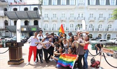 /vidasocial/finalmente-la-comunica-lgtb-izaron-la-bandera-en-la-plaza-de-la-independencia/77719.html