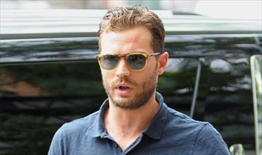 /vidasocial/jamie-dornan-causa-revuelo-en-las-redes-por-extrano-bulto-en-sus-pantalones/57004.html