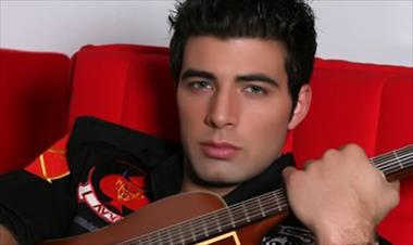 /musica/disfruta-del-tema-mi-corazon-insiste-de-jencarlos-canela/14001.html