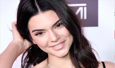 /vidasocial/el-vergonzoso-momento-en-el-kendall-jenner-cae-de-su-bicicleta/51429.html