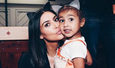 /vidasocial/kim-kardashian-callo-a-quienes-criticaron-a-su-hija-por-usar-un-corset-/57403.html