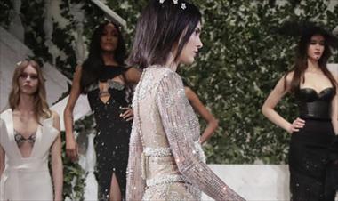 /spotfashion/kendall-jenner-con-lenceria-de-altura-en-desfile-la-perla-otono-2017/41714.html