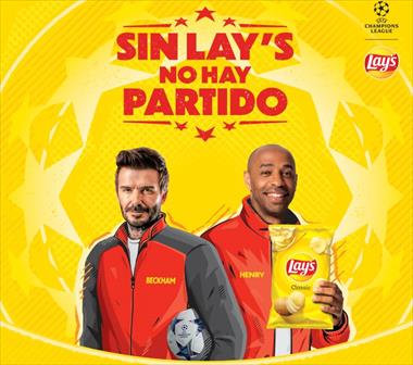 Lay's junto a los conos del ftbol David Beckham y Thierry Henry sorprendern a 75,000 fanticos en el pico regreso de Sin Lay's, No Hay Partido