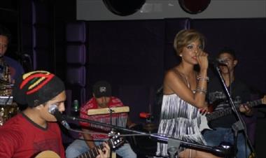 /musica/fotos-del-acustico-de-cristel-hernandez-en-el-cual-derrocho-talento-y-sensualidad/14121.html