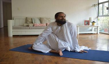 /vidasocial/el-maestro-yogui-swami-paramtej-pisara-suelo-panameno/75633.html