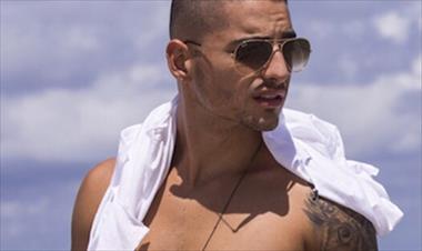 /vidasocial/maluma-se-relaja-a-la-orilla-de-la-playa/55001.html