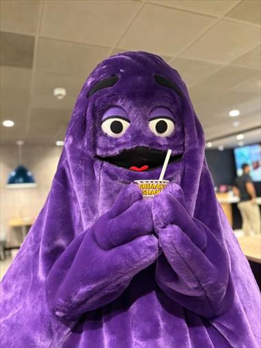 /vidasocial/adivinen-quien-regreso-mcdonald-s-apuesta-por-la-innovacion-con-el-lanzamiento-del-nuevo-grimace-shake-en-panama/105695.html