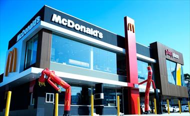 /vidasocial/arcos-dorados-inaugura-restaurante-mcdonald-s-en-via-porras-promoviendo-el-empleo-y-la-economia-local/105273.html