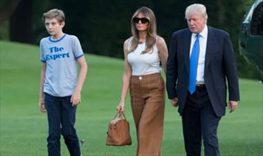 /vidasocial/melania-trump-se-muda-finalmente-a-la-casa-blanca-junto-a-su-hijo-barron/54188.html