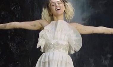 /spotfashion/miley-cyrus-viste-de-disenador-espanol-en-su-nuevo-videoclip-malibu-/50904.html