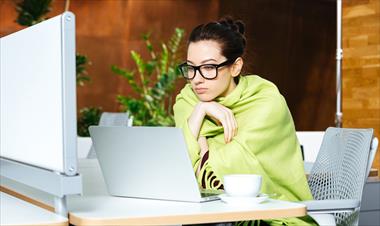 /vidasocial/este-estudio-demuestra-que-las-mujeres-sienten-mas-frio-que-los-hombres-en-las-oficinas/63000.html