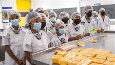 /vidasocial/estudiantes-conmemoran-el-dia-mundial-del-queso-con-la-visita-a-la-fabrica-de-nestle-en-nata/93612.html