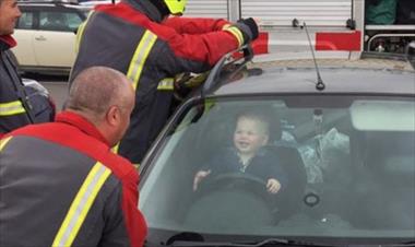 /vidasocial/la-increible-reaccion-de-un-bebe-encerrado-en-el-coche/50535.html