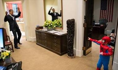 /vidasocial/obama-se-divierte-jugando-con-el-hombre-arana/17928.html