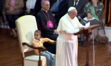 /vidasocial/nino-le-quita-el-puesto-al-papa-francisco-y-este-lo-permite/22576.html