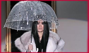 /spotfashion/-olvidate-de-esos-paraguas-estampados-a-llevar-paraguas-transparentes-es-toda-una-tendencia-/14055.html