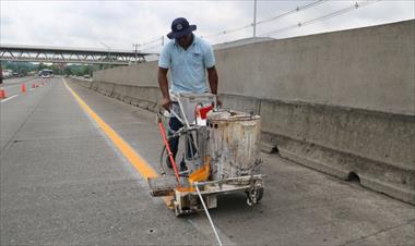 /vidasocial/attt-pide-precaucion-debido-a-que-personal-se-encuentra-realizando-labores-de-senalizacion/57761.html